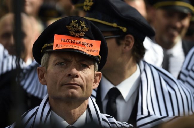 Air France pilots protest as premier spurns strike