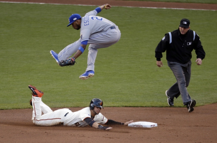 Giants rally from three-run deficit to even World Series