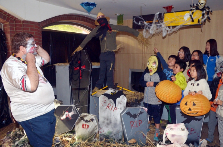 (Photo News) Trick or treaters