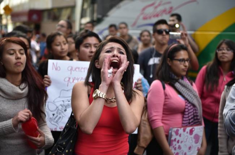 Mexican mayor, wife detained in case of 43 missing students