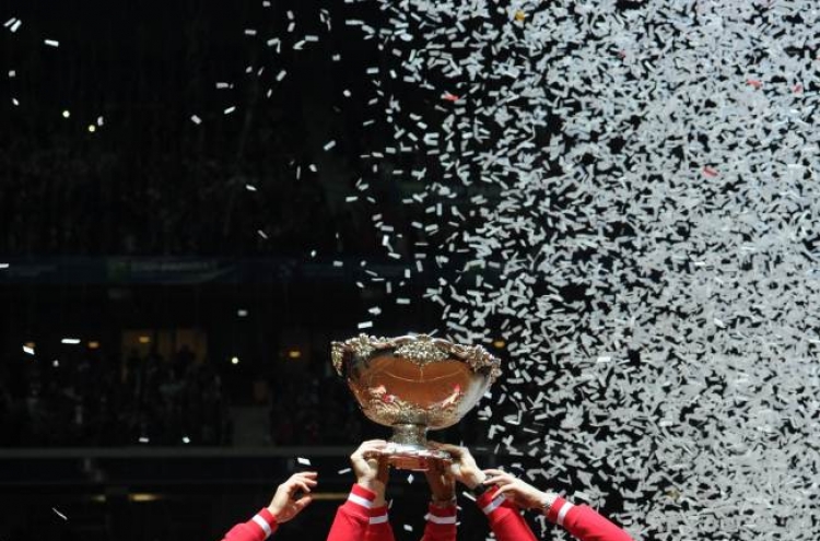 Federer leads Swiss past France for Davis Cup