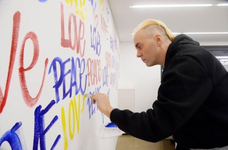 [Design Forum] Chris Riggs paints mural in Herald Square