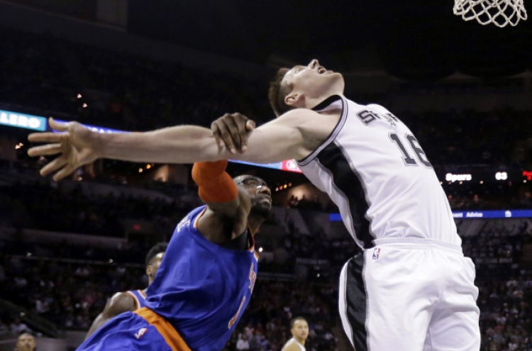 Belinelli scores 22 as Spurs roll past Knicks