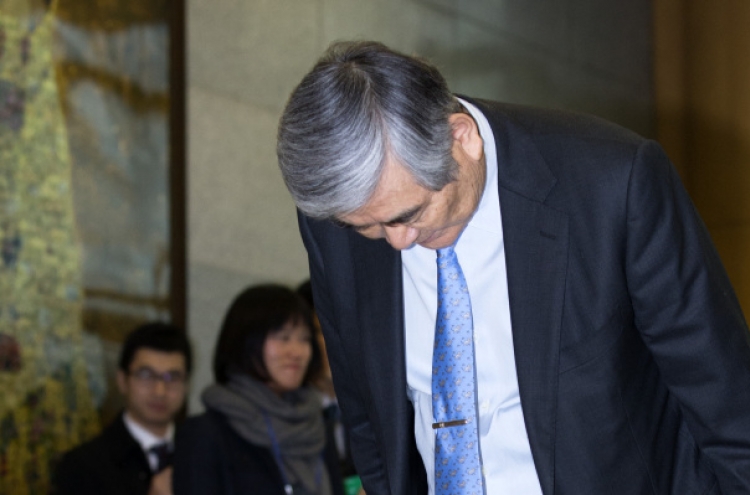 Korean Air chief apologizes for daughter's actions