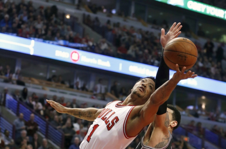 Rose scores 22, struggling Bulls beat Spurs