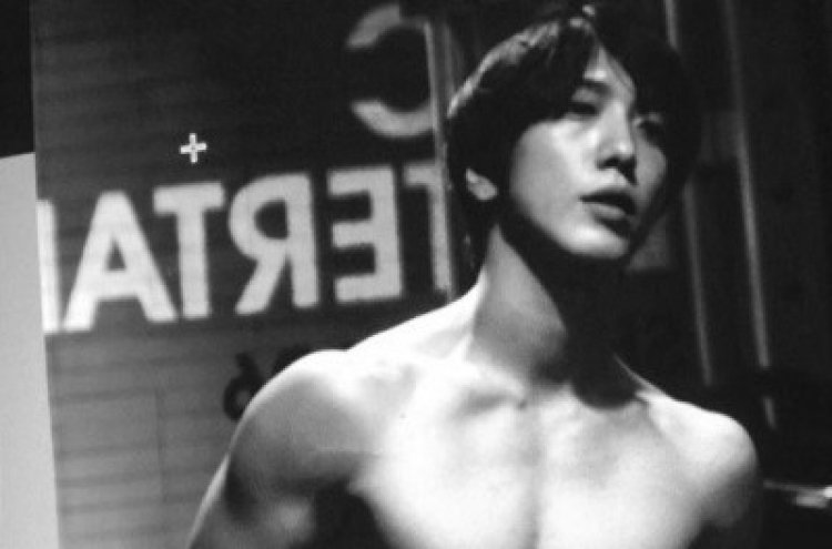 Feasting eyes on Jung Yong-hwa’s abs