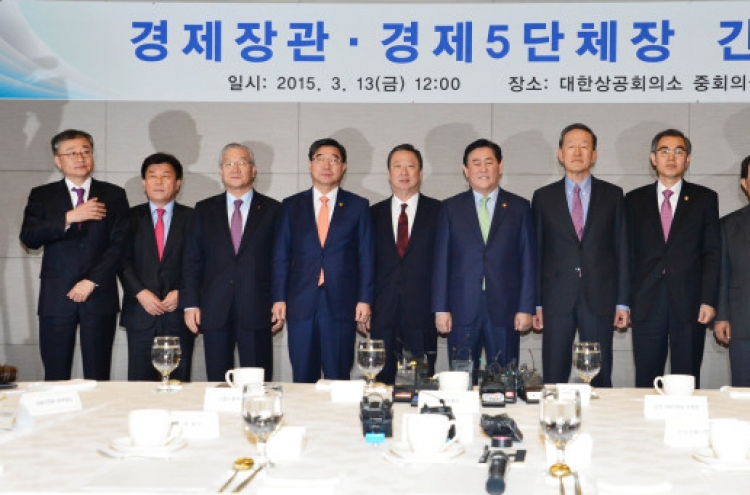 Choi urges business chiefs to raise wages