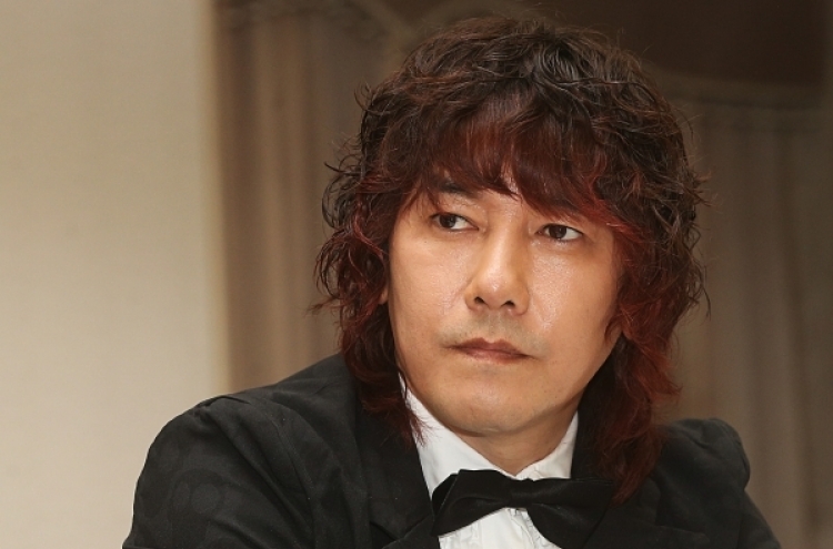 Singer Kim Jang-hoon fined for in-flight smoking