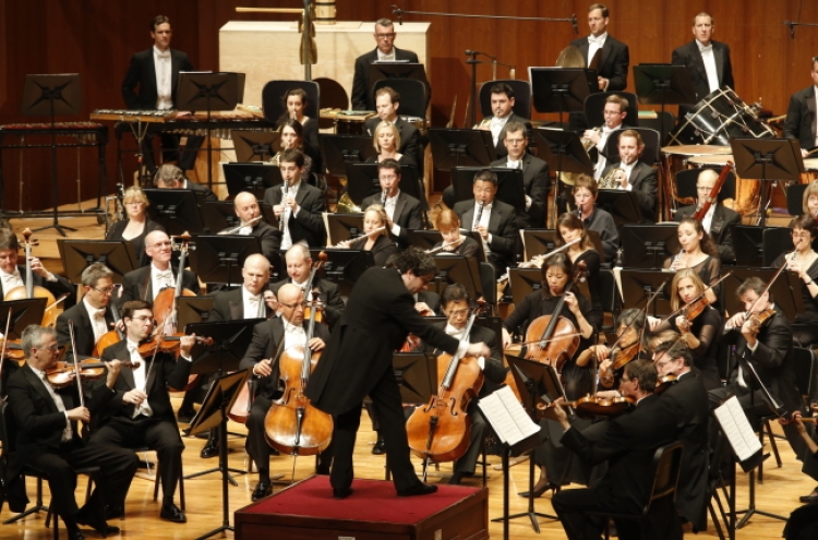 Dudamel and LA Philharmonic reach out to Seoul youths on first Asia tour