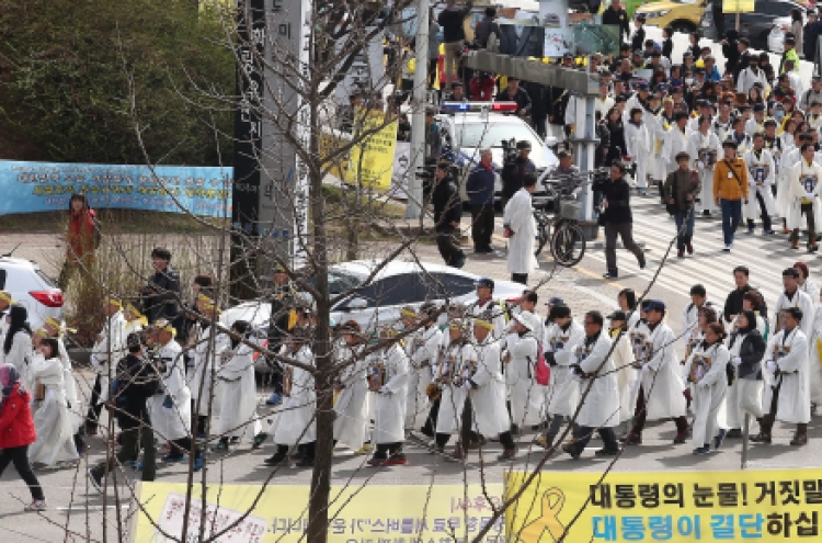 Grieving parents of Korean ferry victims start long march