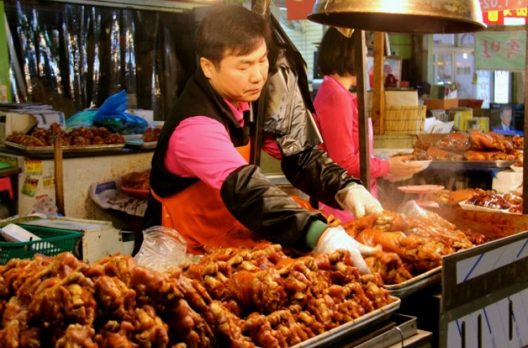 [Markets & Merchants] Where art mingles with dried fish