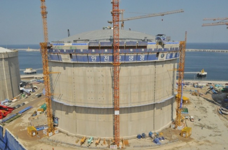 KOGAS successfully raises roof of LNG storage tank