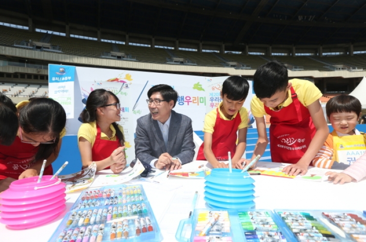 Woori chief with Vietnamese children