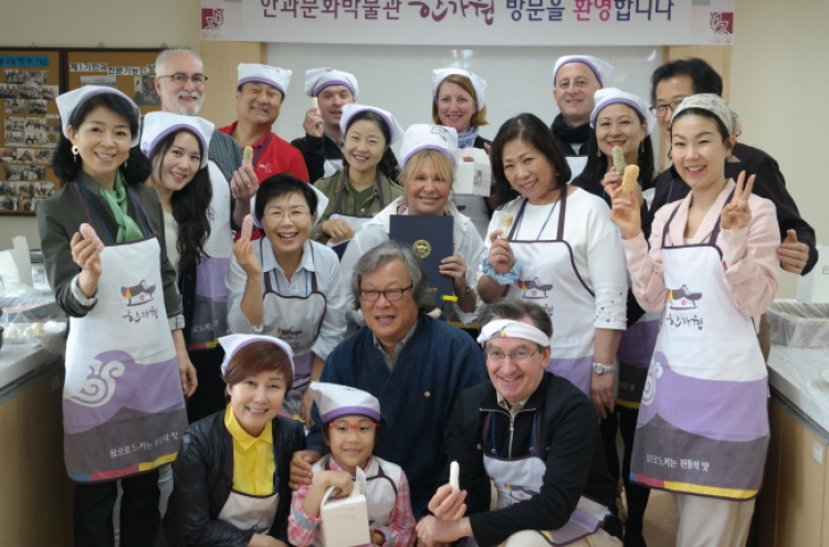 CICI members revel in patchwork, traditional Korean cookies