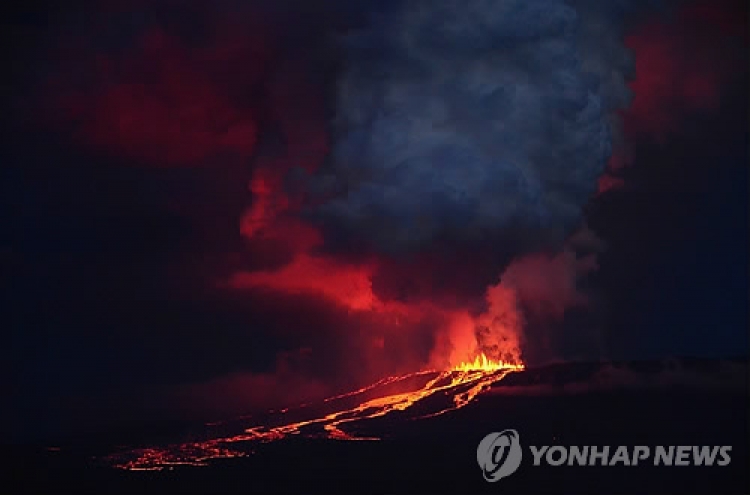 갈라파고스 '울프 화산' 33년 만에 폭발