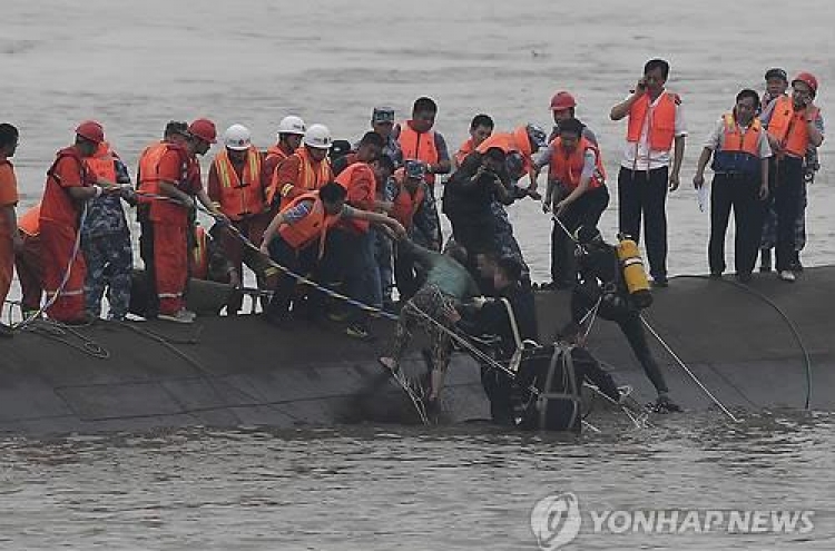 ‘구명조끼 입을 새도 없이’…中유람선 순식간에 전복