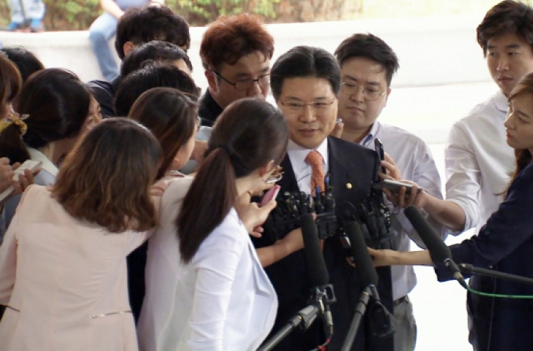 Saenuri lawmaker quizzed in Sung Woan-jong graft probe