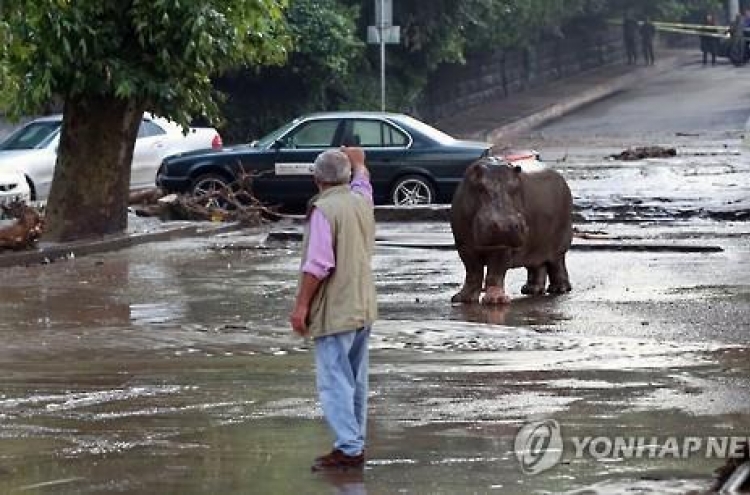 동물원 맹수 대거 탈출 ‘비상’…사육사 등 사망