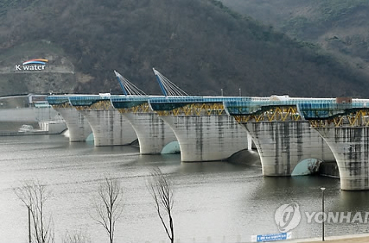 논바닥 쩍쩍 갈라지는데 4대강 물은 찰랑찰랑 넘쳐