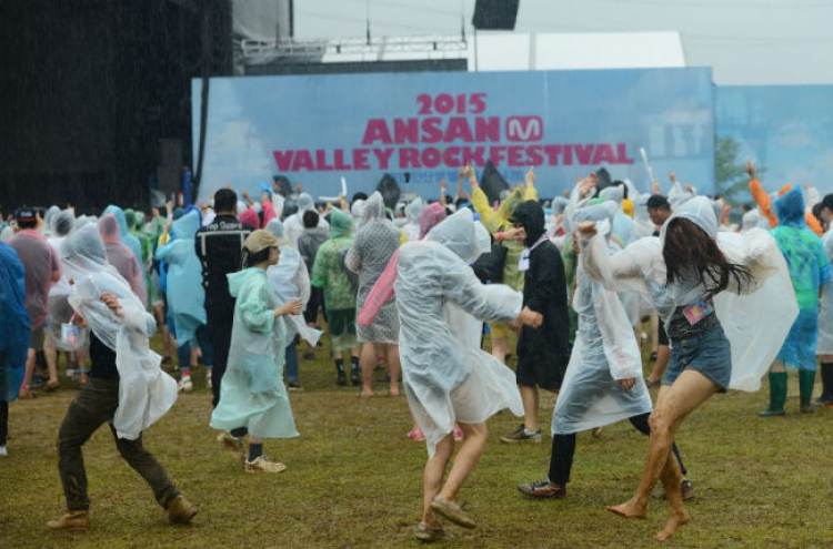 [Herald Review] Closing Ansan rock fest, Foo Fighters bring us back to ‘These Days’