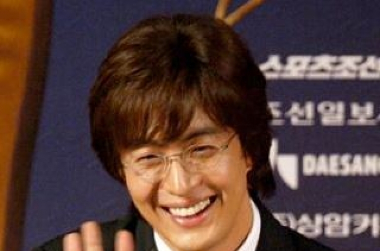 Bae Yong-joon foots dinner bill for fans after wedding