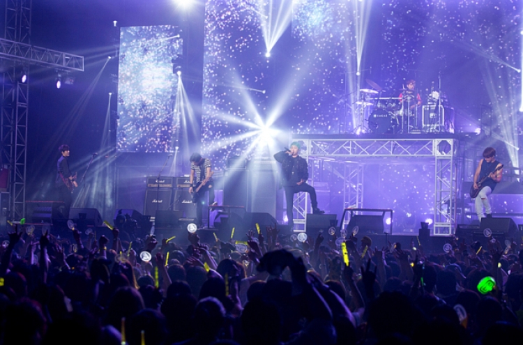 [Herald Review] Rock and champagne at FT Island concert