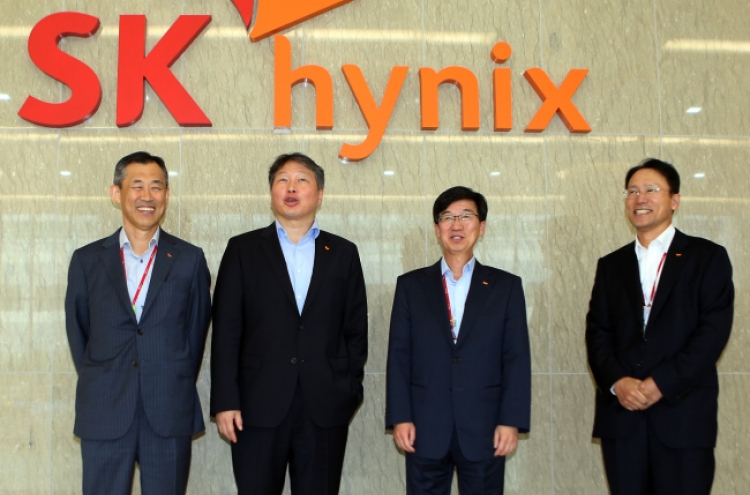 [Photo News] SK chairman visits SK hynix headquarters