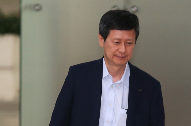 Ex-Lotte Holdings VP refuses to open personal information