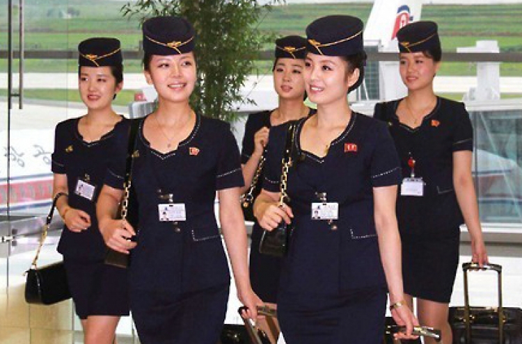 북한 고려항공 여승무원들 월간지 표지모델로 등장