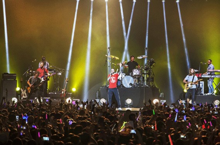 Korean fans prop up Maroon 5’s shaky Seoul concert