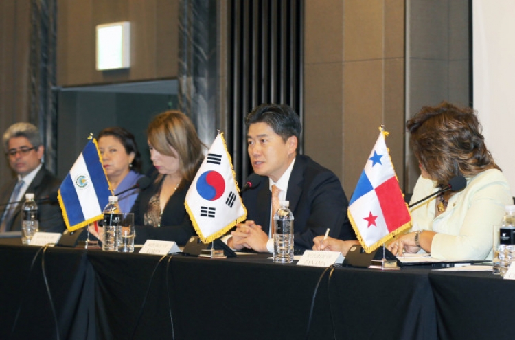 Korea, C. America launch FTA talks