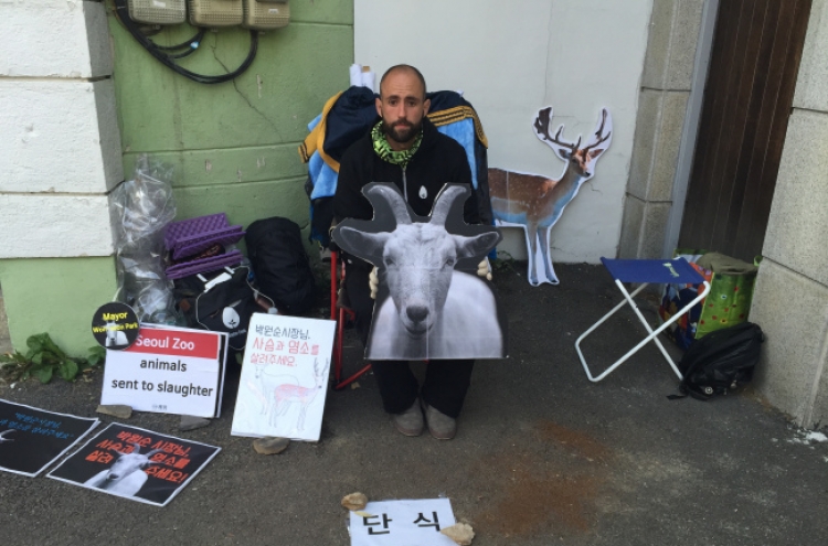 U.S. activist stages hunger strike against animal sales to slaughterhouse