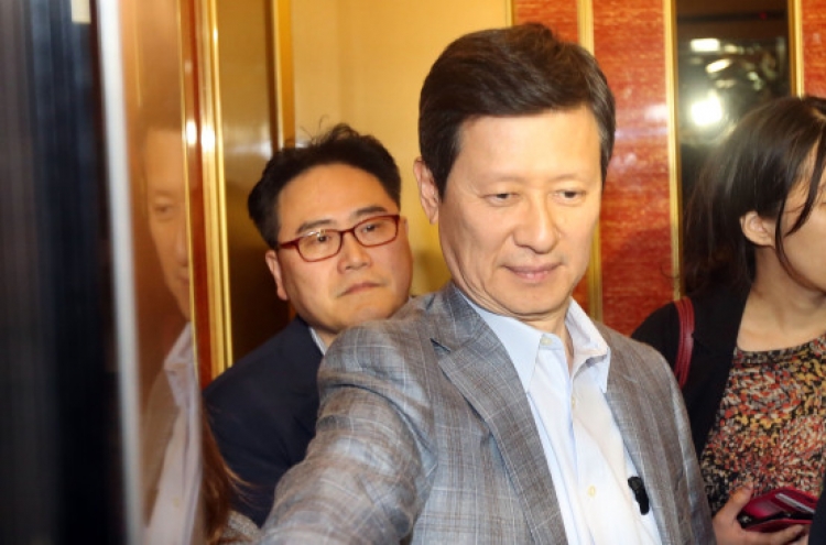 [Photo News] Lotte brothers clash over  control of father's office