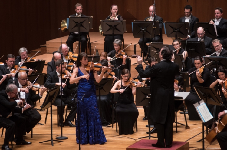 [Herald Review] Mullova captivates Sibelius in BBC Philharmonic’s Seoul concert