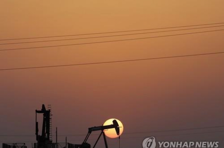 국제유가 '원유 생산 투자 급감'에 상승…WTI 0.8%↑