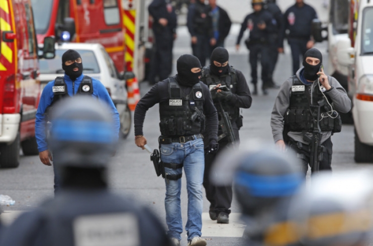 2 dead, 7 arrested in French terror raid