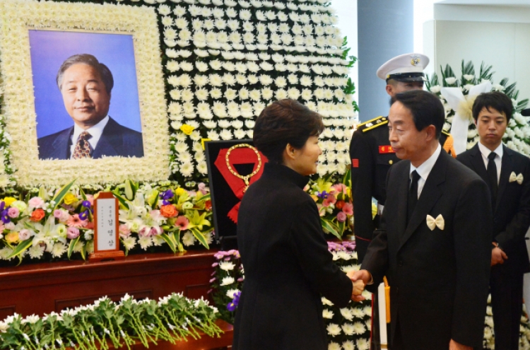 Park pays respects to late ex-president