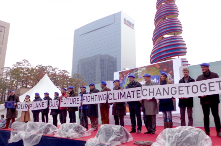 Citizens, diplomats march for climate talks’ success