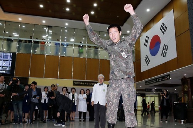 두 발로 성큼성큼 걸은 김정원 하사…"군에서 쓰임받고 싶다"