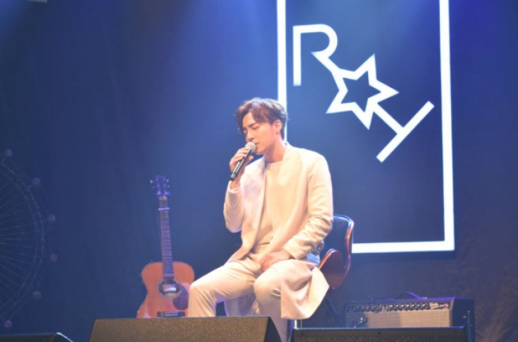 Roy Kim lays down guitar for 3rd album