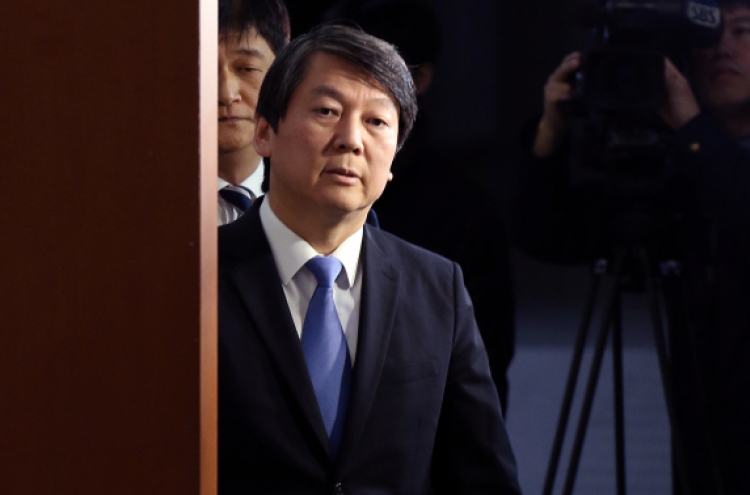 Ex-opposition leader Ahn defects from party amid in-house power struggle