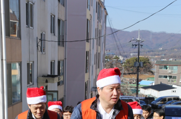 [Photo News] SK chairman partakes in year-end charity efforts