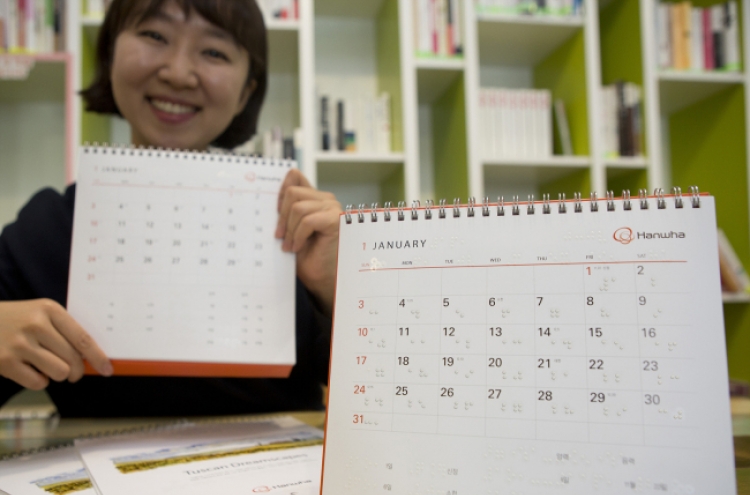 Hanwha distributes braille calendars