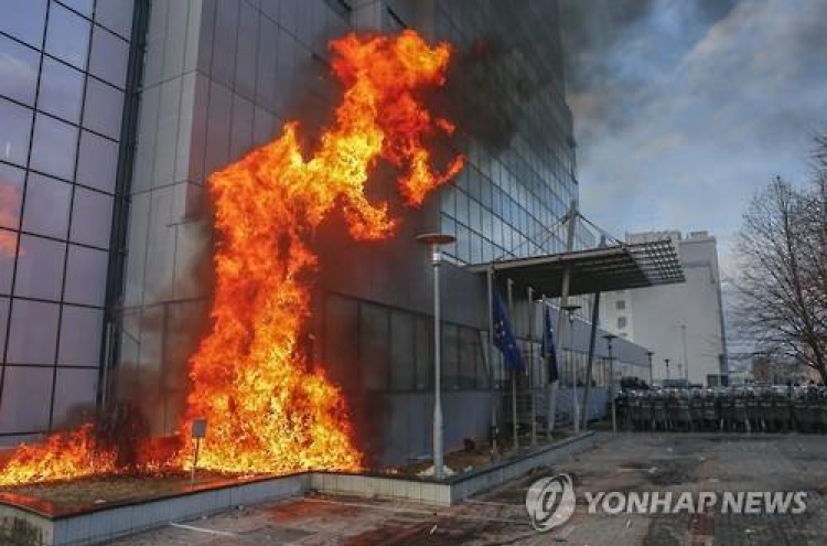 코소보서 대규모 반정부 시위…정부청사에 방화