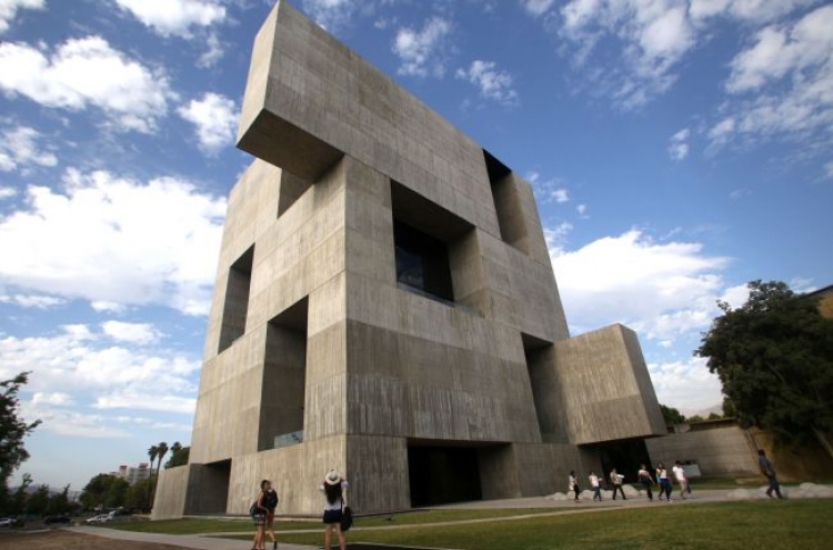 Chilean architect Alejandro Aravena wins Pritzker Prize　