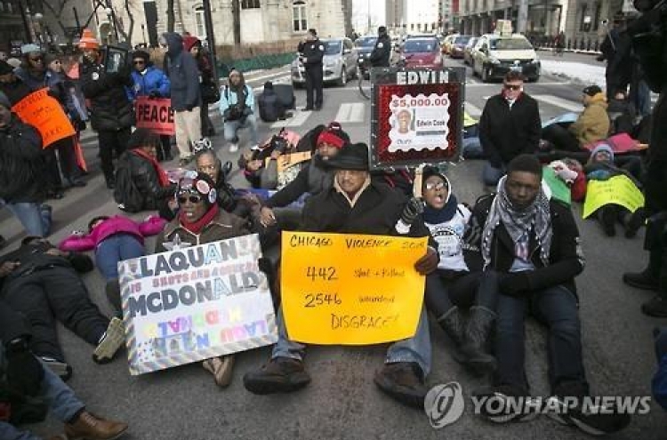 백인 경찰이 또…美 시카고, 흑인 총격살해 영상 공개