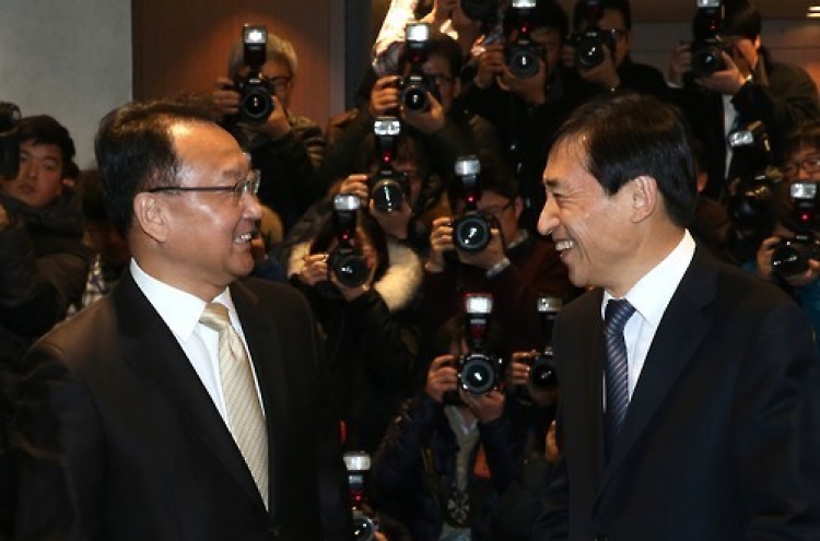 Finance Minister, BOK chief agree to work together