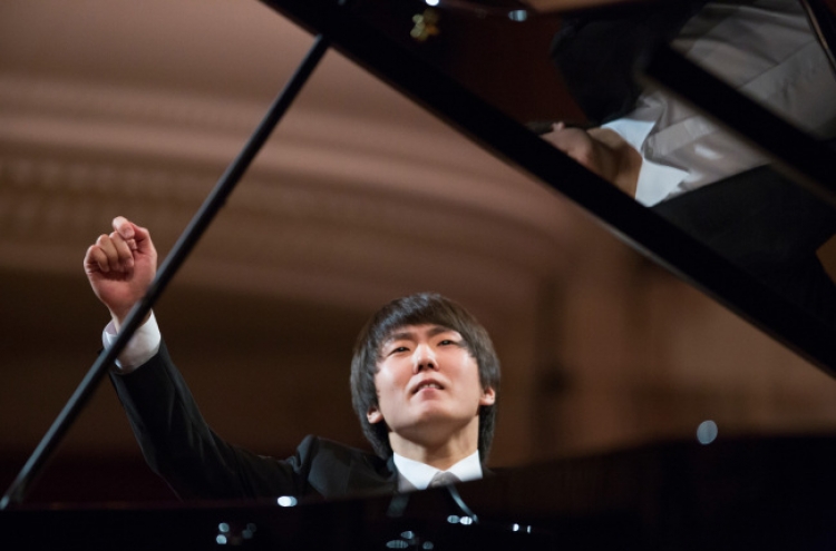 Cho Seong-jin signs with Deutsche Grammophon