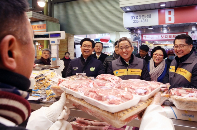 [Photo News] Visit to traditional market