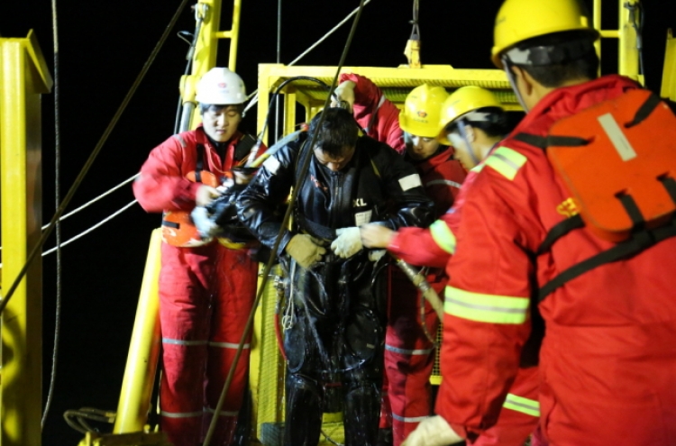 Sewol salvage operations face month-long delay